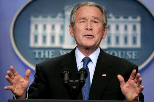 بوش خلال مؤتمره الصحافي في البيت الأبيض أمس (لاري داونينغ - رويترز)