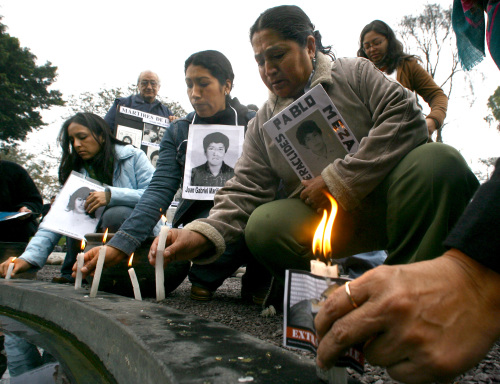 أقرباء لضحايا جرائم إنسانيّة ارتكبها فوجيموري في سانتياغو أمس (بيارو فارغاس أدينا - أ ف ب)
