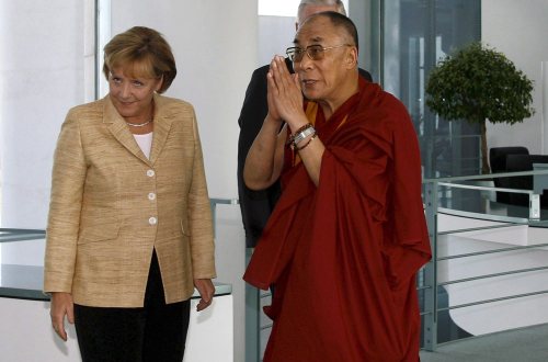الدالاي لاما وميركل في مبنى المستشاريّة في برلين أمس (ماركوس شرايبر ـ إي بي آي)