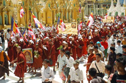 رهبان بوذيّون خلال تظاهرة في يانغون أمس (أ ب)