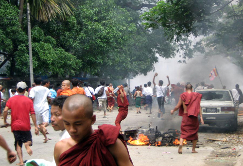 مواجهات بين الجيش والمتظاهرين الرهبان ومناصريهم في يانغون أمس (أ ف ب)