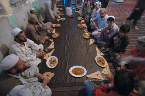 أفغان خلال إفطار رمضاني في مسجد في كابول أمس (شاه مراي ـ أ ف ب )