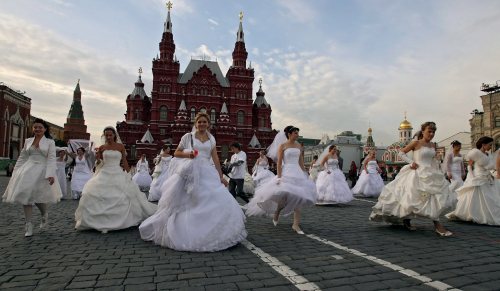 عرائس روسيّات في الساحة الحمراء في موسكو أمس (سترينغر ـ إي بي آي)