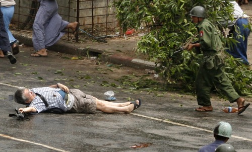 المصوّر الياباني كينجي ناغاي بعد إطلاق العسكريين النار عليه في يانغون أول من أمس (سترينغر ـ رويترز)