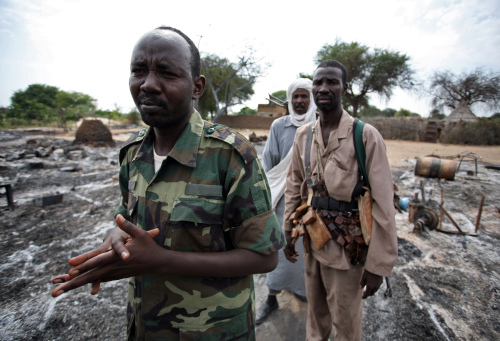 أعضاء في «جيش تحرير السودان» بعد الهجوم الذي استهدف بلدة مهاجريّة في جنوب دارفور أوّل من أمس (ستيوارت برايس ـ أ ف ب)