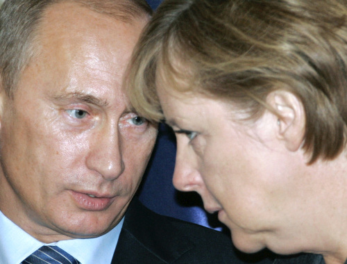 بوتين وميركل في فيسبادن أمس (أ ب)