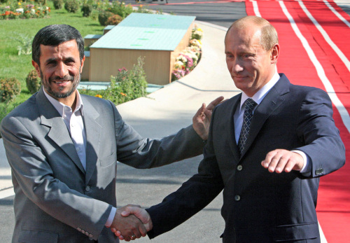 بوتين ونجاد قبيل قمّة رؤساء الدول المطلّة على قزوين في طهران أمس (فهيد سالمي - أ ب)