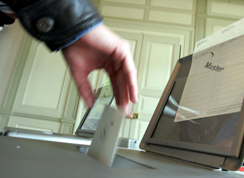 سويسري يدلي بصوته خلال الانتخابات الفدرالية في برن أمس (بيتر كلونزر ــ أ ب)
