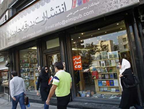 إيرانيون أمام مكتبة أغلقتها الشرطة في طهران أول من أمس (بهروز مهري ــ أ ف ب)