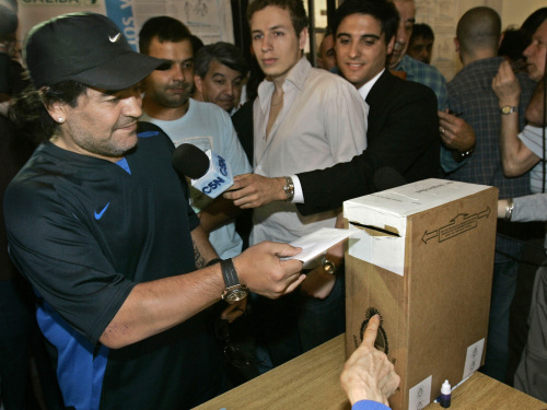 مارادونا يدلي بصوته في بوينس أيرس أوّل من أمس (مارسيلو هرنانديز - أ ب)