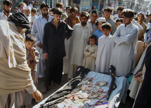 باكستانيون يجمعون المال للجهاد في حملة لمناصري فضل الله في منغلاور أمس (محمد إقبال ــ أ ب)