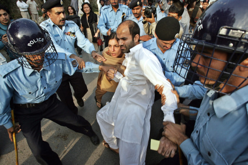 عناصر من الشرطة الباكستانيّة يعتقلون ناشطين حقوقيّين في إسلام أباد أمس (فاروق نعيم ـ أ ف ب)