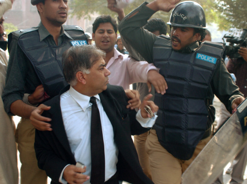 رجل أمن يعتدي على محامٍ باكستاني معارض لمشرّف في لاهور أمس (م. شودري ـ أ ب)