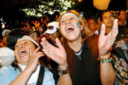 مناصرتان للرئيس الجديد تحتفلان في غواتيمالا سيتي أمس (روبيرتو ـ إسكوبار (إي بي أي)