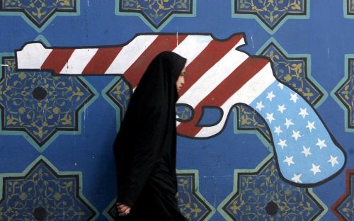 إيرانيّة تمرّ أمام شعار معادٍ للولايات المتّحدة في طهران أوّل من أمس (عابدين طاهركناريه ـ إي بي أي)