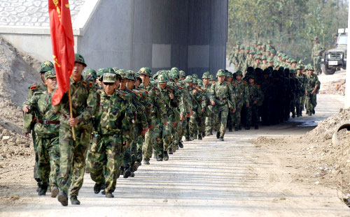 عناصر من «الجيش الشعبي للتحرير» الصيني خلال تدريبات في محافظة أنهوي الشهر الماضي (أ ف ب)