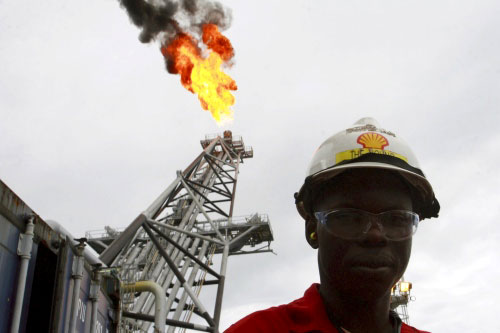 عامل نيجيري في أحد الحقول النفطيّة في ضواحي العاصمة لاغوس (أكينتوندي أكينلي ـ رويترز)