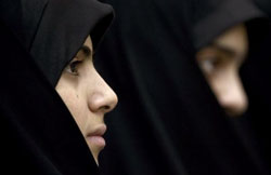 طالبتان إيرانيّتان خلال جلسة برلمانيّة في طهران أوّل من أمس (رحب هومافاندي ـ رويترز)