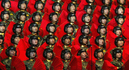 جنود من الجيش الصيني ينشدون للحزب الشيوعي الصيني في محافظة شيوان الشهر الماضي (رويترز)