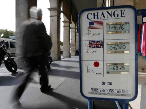 لافتة تشير إلى سعر صرف اليورو مقارنة بالدولار والاسترليني والين في باريس (فينسان كيسلر ـ رويترز)