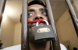أحد الصحافيّين الباكستانيين الذين اعتقلتهم قوات الأمن في حيدر أباد أمس (أكرم شهيد - رويترز)