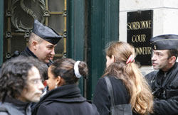 أفراد شرطة يدقّقون في هويّات طلاب السوربون في باريس أمس (جاك برينون ـ أ ب)