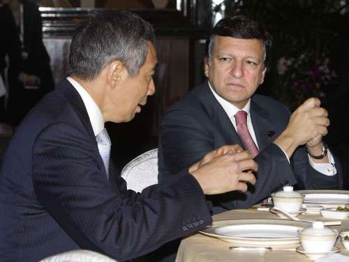 رئيس المفوضية الأوروبية خوسيه باروزو ورئيس وزراء سنغافورة لي لونغ خلال القمة الأخيرة في سنغافورة (جوناثان دراك ــ رويترز)