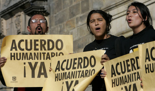 ذوو إحدى الرهائن لدى الـ«فارك» يطالبون بالإفراج عنهم في بوغوتا (رودريغو أرانغوا ــ أ ف ب)