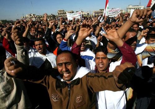 مناصرون للتيار الصدري يتظاهرون احتجاجاً على استمرار حملة الاعتقالات بحقّ التيار شمال بغداد أمس (هادي ميزبان ـ أ ب)