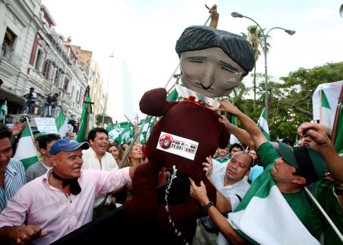 معارضون لموراليس يتظاهرون ضدّه في سانتا كروز أوّل من أمس (أندريس ستابف ـ رويترز)
