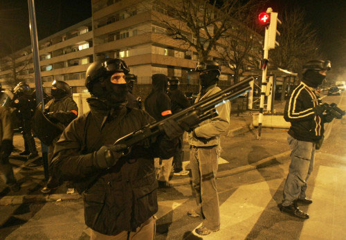عناصر شرطة في وضعيّة قتاليّة في ضاحية باريس فيلييه لو بيل أول من أمس (ميشال أولر ـ أ ب)