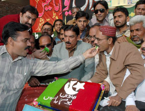 باكستانيون من حزب الشعب يحتفلون بالذكرى الـ40 لتأسيس حزبهم في مولتان أمس (ميك شودري ـ إي بي أي)