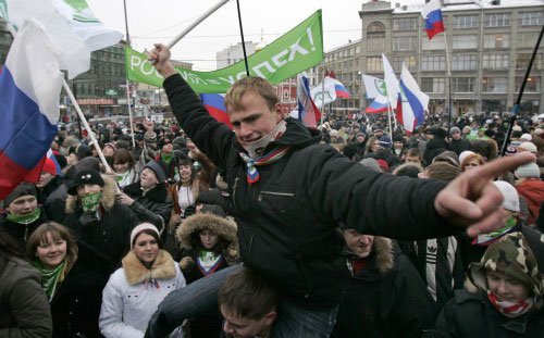 أنصار بوتين يحتفلون بالفوز في موسكو أمس (إيفان سيكريتاريف - أ ب)