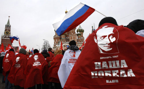 ناشطون من حركة «ناشي» الموالية للكرملين يحتفلون بفوز «روسيا الموحّدة» في انتخابات الـ«دوما» في الساحة الحمراء أوّل من أمس (ميشا جاباريدز ـ أ ب)