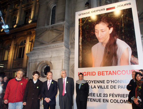 يرفعون صورة لبيتانكور للمطالبة بتحريرها في باريس (فرانسوا غييو ـ أ ف ب)