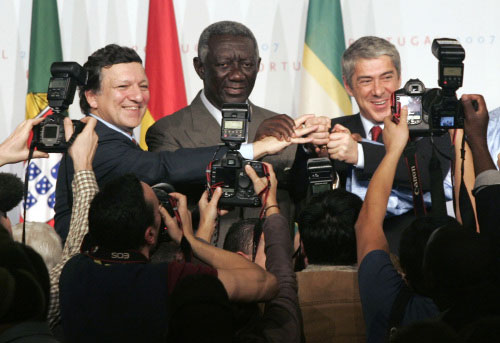 كوفور يتوسّط باروسو ورئيس حكومة البرتغال جوزيه سوكراتيس في لشبونة أمس (هوغو كوريا ـ رويترز)