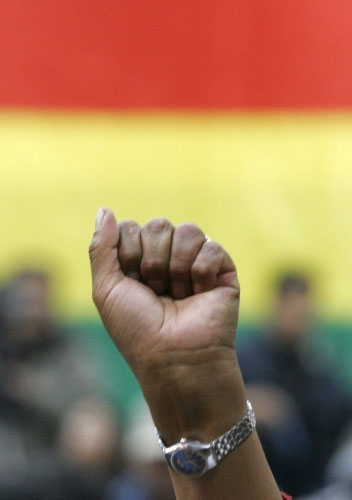 نائب بوليفي يصوّت برفع اليد لمصلحة الدستور الجديد في لا باز أمس (دايفيد ميركادو ـ رويترز)