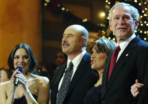 جورج بوش وإعلاميّون أميركيّون خلال برنامج «عيد الميلاد في واشنطن» في مبنى المتحف الوطني أوّل من أمس (جوناثان إرنست ـ رويترز)