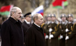 بوتين ولوكاشنكو في مينسك أمس (رويترز)