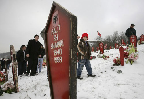 مسلمون من كوسوفو يزورون مقابر قتلى الحرب مع الصرب في أول أيام عيد الأضحى الأسبوع الماضي (رويترز)