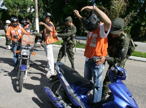 عناصر شرطة كولومبيّون يشدّدون الحراسة على مدخل مطار فيلافيسينسيو أمس (ماوريسيو دويداس ـ أ ف ب)