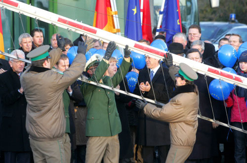 ميركل ورئيس بولندا يرفعان الحاجز الحدودي بين بلديهما بعد توسيع نطاق اتفاقية «شنغن» (أ ف ب)
