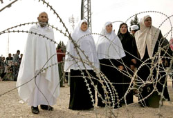 فلسطينيون عالقون على معبر رفح الحدودي بين مصر وقطاع غزّة (ابراهيم بو مصطفى - رويترز)
