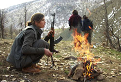 مقاتلة من «العمّال الكردستاني» في جبل قنديل الشهر الماضي (يحيى أحمد ـ أ ب)