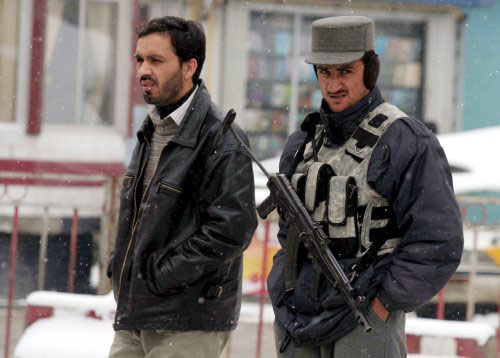رجلا أمن أفغانيان يحرسان خارج الفندق الفخم «سيرينا» في كابول أمس (سيّد جان ساباوون ـ إي بي أي)