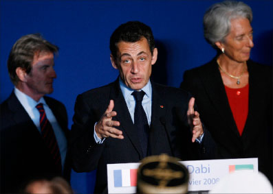 ساركوزي يتحدّث إلى الجالية الفرنسيّة في أبو ظبي الثلاثاء الماضي (أحمد جاد الله ـ رويترز)