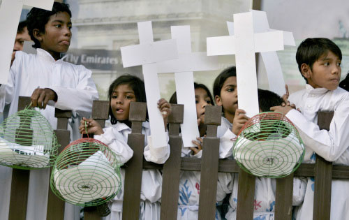 باكستانيّون مسيحيّون خلال احتجاج ضدّ مشرّف في إسلام أباد في تشرين الثاني الماضي (عنجون نفيد ـ أ ب)