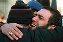 عراقي يبكي قريبه الذي قتلته القوات الأميركيّة غرب بغداد أمس (خليل محمد ـ أ ب)