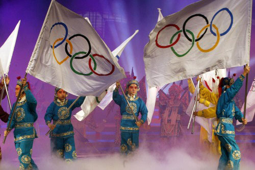 صينيّون يعرضون الزيّ الرسمي للمتطوّعين في دورة «الألعاب الأولمبيّة» في بكين أول من أمس (كلارو كورتيس ـ رويت