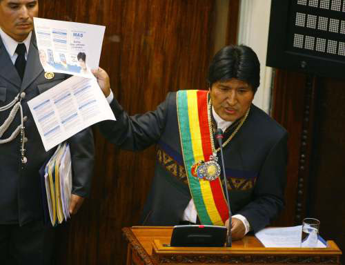 موراليس أمام الكونغرس البوليفي أمس (دافيد ميركادو ـ رويترز)